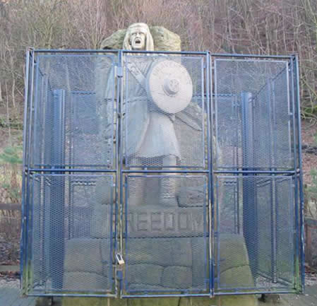 william-wallace-braveheart-statue-caged.