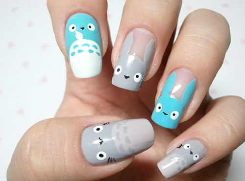 It took me a while to find the original source of this Totoro Nail Art (down